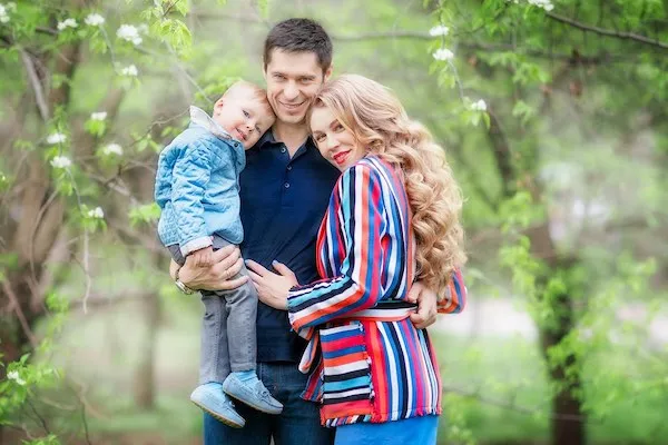 Семья на прогулке в парке